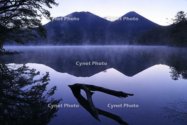 夜明けのオンネトーと雌阿寒岳と阿寒富士 [GMA110011787]