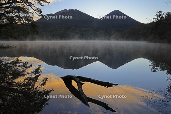 夜明けのオンネトーと雌阿寒岳と阿寒富士 [GMA110011789]