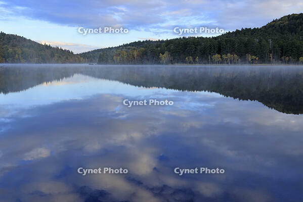 紅葉するオンネトー湖畔と朝もや [GMA110011790]
