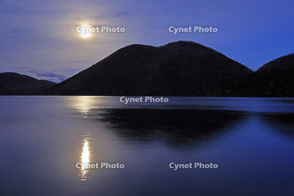 月明かりの然別湖とくちびる山 [GMA110011802]