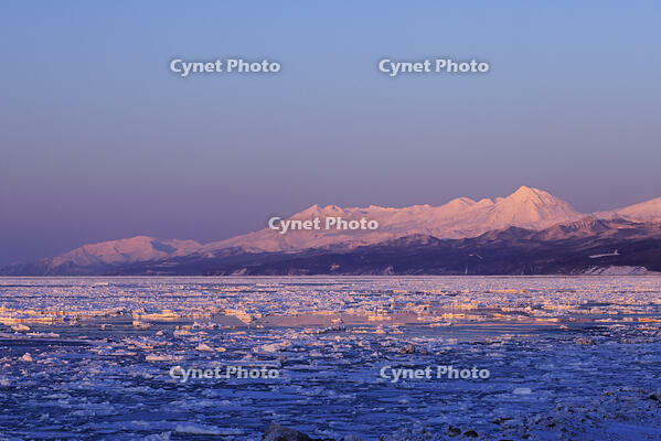 夕焼けの知床連峰とオホーツク海の流氷 [GMA110011919]