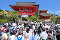 清水寺の仁王門前の参拝客 [THI110053155]