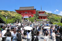 清水寺の仁王門前の参拝客 [THI110053156]