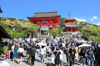 清水寺の仁王門前の参拝客 [THI110053157]