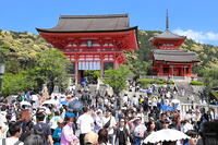 清水寺の仁王門前の参拝客 [THI110053158]