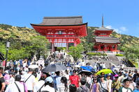 清水寺の仁王門前の参拝客 [THI110053159]