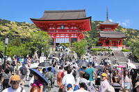 清水寺の仁王門前の参拝客 [THI110053160]