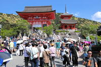 清水寺の仁王門前の参拝客 [THI110053161]