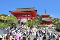 清水寺の仁王門前の参拝客 [THI110053162]