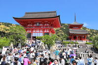 清水寺の仁王門前の参拝客 [THI110053163]