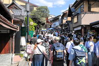 清水寺の参道のにぎわい [THI110053206]