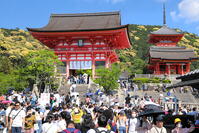 清水寺の仁王門前のにぎわい [THI110053212]