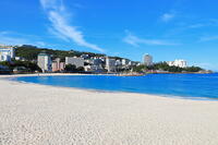 朝の白良浜海岸と白浜温泉街　 [THI110053278]
