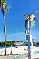 白良浜の地震津波の避難看板と緊急用のホーンスピーカー　 [THI110053290]