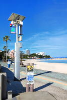 白良浜の地震津波の避難看板と緊急用のホーンスピーカー　 [THI110053292]