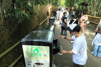 嵐山の竹林のスマートごみ箱 [THI110053313]