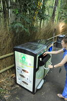 嵐山の竹林のスマートごみ箱 [THI110053317]