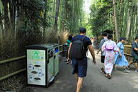 嵐山の竹林のスマートごみ箱 [THI110053322]