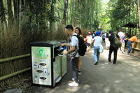 嵐山の竹林のスマートごみ箱 [THI110053323]