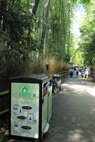 嵐山の竹林のスマートごみ箱 [THI110053326]