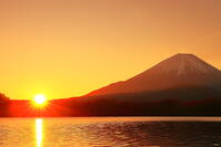 煌く太陽の昇る精進湖と冬の富士山　 [THI110053336]