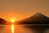 煌く太陽の昇る精進湖と冬の富士山　 [THI110053338]