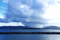 竹富島の竹富東港からの石垣島に降る雨柱　 [THI110053339]