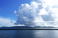 竹富島の竹富東港からの石垣島に降る雨柱　 [THI110053340]