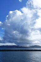 竹富島の竹富東港からの石垣島に降る雨柱　 [THI110053341]