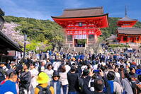 桜の咲く清水寺と仁王門前のにぎわい [THI110053349]
