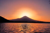 日の出前の富士山と田貫湖　 [THI110053356]