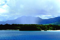 雨柱の通る川平湾　 [THI110053368]