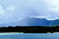 雨柱の通る川平湾　 [THI110053370]