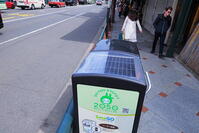 四条通に設置されたスマートゴミ箱 [THI110053399]