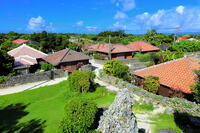 竹富島の赤レンガの家並み [THI110053400]