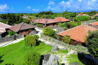 竹富島の赤レンガの家並み [THI110053401]