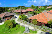 竹富島の赤レンガの家並み [THI110053406]