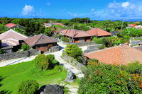 竹富島の赤レンガの家並み [THI110053407]