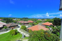 竹富島の赤レンガの家並み [THI110053409]