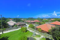 竹富島の赤レンガの家並み [THI110053410]