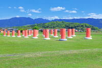 緑の芝生の藤原宮跡の列柱と香具山　 [THI110053415]