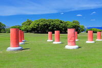 緑の芝生の藤原宮跡の列柱と新緑の大極殿跡 [THI110053416]