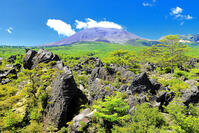 浅間山の麓に広がる溶岩の鬼押出し園 [THI110053427]
