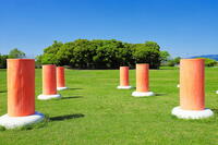 新緑の藤原宮大極殿跡と列柱 [THI110053439]