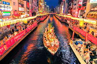 道頓堀川をゆく天神祭のどんどこ船 [THI110053480]