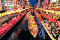 道頓堀川をゆく天神祭のどんどこ船 [THI110053481]