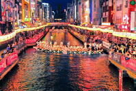 道頓堀川をゆく天神祭のどんどこ船 [THI110053485]