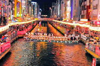 道頓堀川をゆく天神祭のどんどこ船 [THI110053493]
