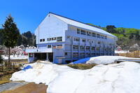 豪雪地区の室野の旧奴奈川小学校の校舎の急角度の屋根 [THI110053497]