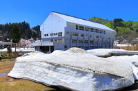豪雪地区の室野の旧奴奈川小学校の校舎の急角度の屋根 [THI110053498]